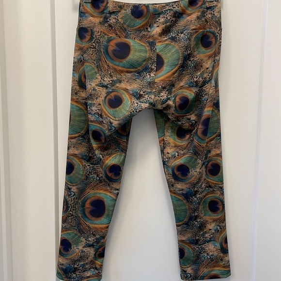 REVOLVE SzS/M Onzie Peacock motif crops EUC - Picture 7 of 12